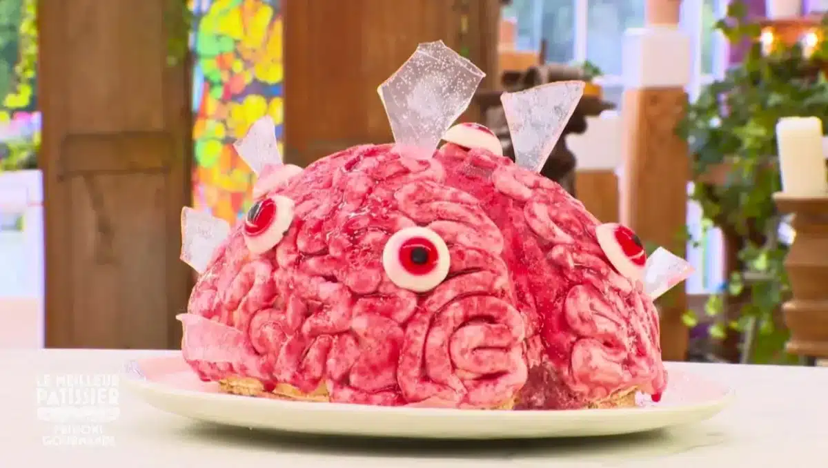 Gâteau en forme de cerveau sanglant avec éclats de sucre et yeux comestibles, présenté dans l’émission 7 du Meilleur Pâtissier 2025.