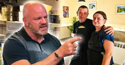 Philippe Etchebest échange vivement avec un couple de restaurateurs dans leur établissement à Langeron lors du tournage de l’émission Cauchemar en cuisine.