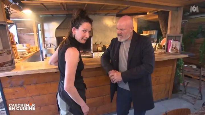 Philippe Etchebest échange avec Joanne dans son restaurant à Sallèles-d’Aude lors du tournage de Cauchemar en Cuisine sur M6.