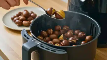 Part de gâteau moelleux à la crème de marrons nappé de crème anglaise, posée sur une assiette fleurie avec un verre de lait en arrière-plan.