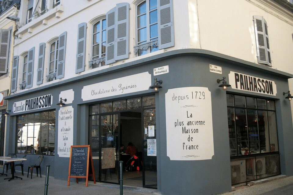 Façade de la chocolaterie Pailhasson à Lourdes, fondée en 1729, considérée comme la plus ancienne maison de chocolat de France.