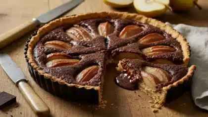 Tarte poire-chocolat fondante avec croûte dorée, poires fondantes et cœur coulant au chocolat noir.
