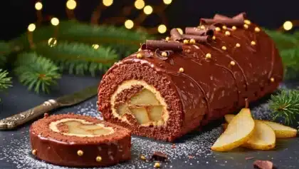 Bûche de Noël poire chocolat avec ganache brillante et décor festif