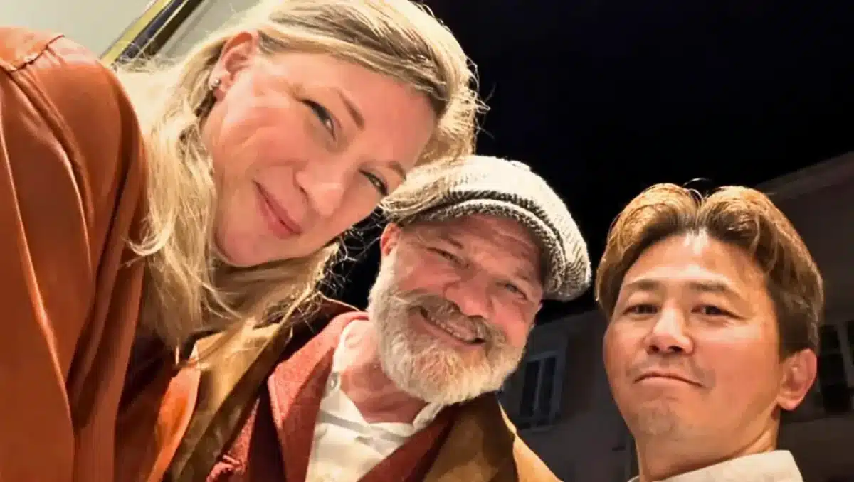 Photo de trois chefs souriants posant ensemble lors d’un dîner à Fontainebleau, illustrant la rencontre entre Philippe Etchebest et son ancien second Kunihisa Goto.