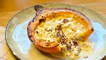 Potimarron rôti garni de crozets à la crème, gratiné et servi en portion individuelle.