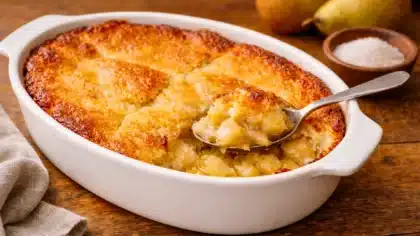 Gargouilleau aux poires doré au four servi dans un plat en céramique