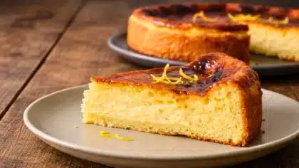 Part de fiadone corse traditionnel au brocciu, dorée au four et parfumée au citron