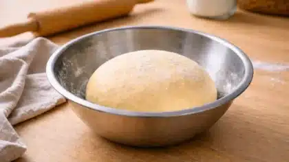 Pâte à tarte reposant dans un saladier en inox avant utilisation